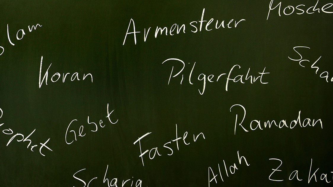 Eine Tafel mit Begriffen aus dem islamischen Religionsunterricht (Quelle: Katy Otto) Eine Tafel mit Begriffen aus dem islamischen Religionsunterricht