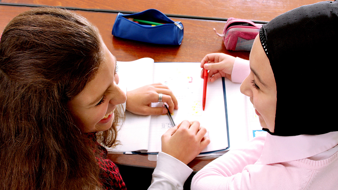 Zwei Mädchen sitzen nebeneinander. (Quelle: Katy Otto) Zwei Mädchen sitzen nebeneinander.