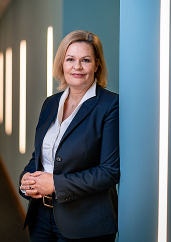 Eine Frau steht vor einer Wand (Quelle: Peter Jülich) Eine Frau steht vor einer Wand