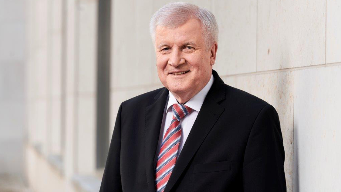 Ein Mann steht vor einer Wand (Quelle: Henning Schacht) Ein Mann steht vor einer Wand